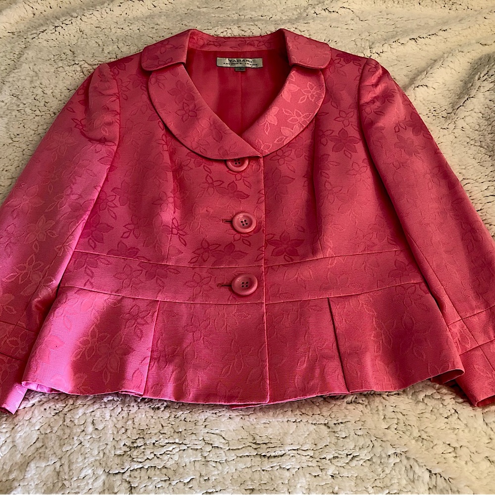 Beautiful 2-piece skirt suit, like new. Two (2) new photos added